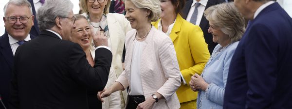 La présidente de la commission EuropéenneUrsula Von Der Leyen souriante avec des personnes autour d'elle